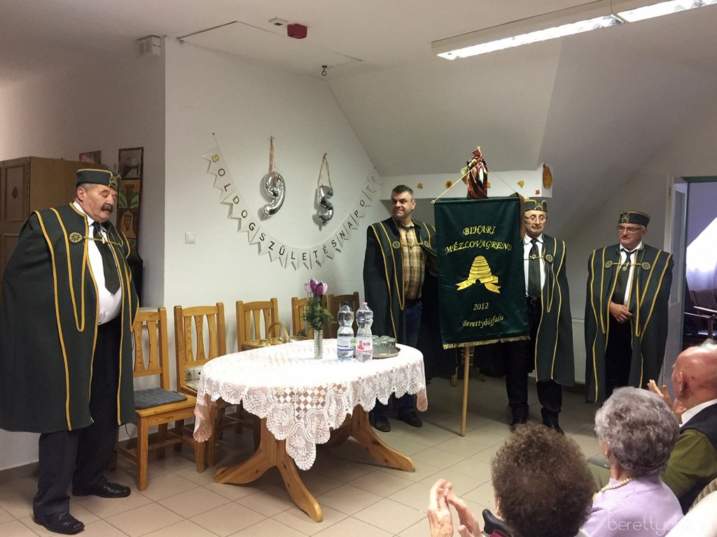 A Fényes-házban járt a Bihari Mézlovagrend 01